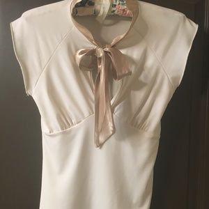 FLATTERING TOP WITH GOLD SATIN TIE DETAIL